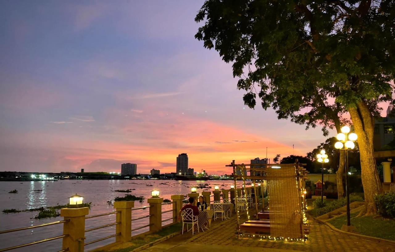 Montien Riverside Hotel Μπανγκόκ Εξωτερικό φωτογραφία Chao Phraya River at dusk