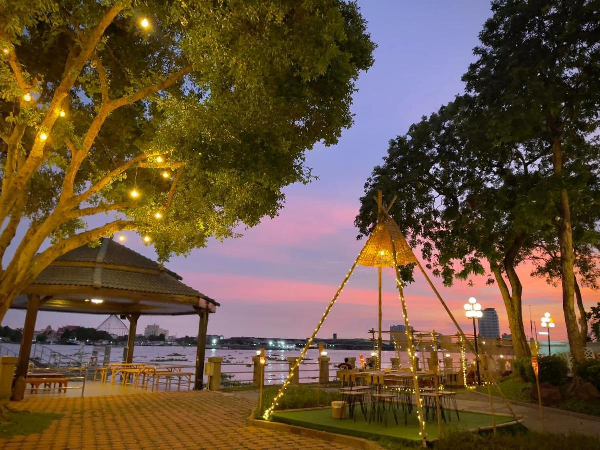 Montien Riverside Hotel Μπανγκόκ Εξωτερικό φωτογραφία View of the Chao Phraya River from the park