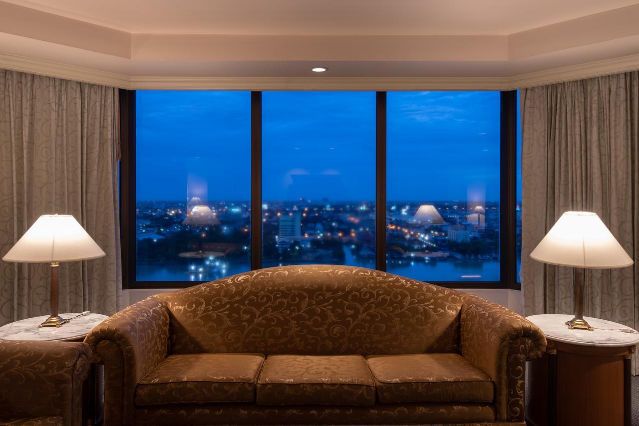 Montien Riverside Hotel Μπανγκόκ Εξωτερικό φωτογραφία A view of the city from a suite at the Taj Mahal Palace