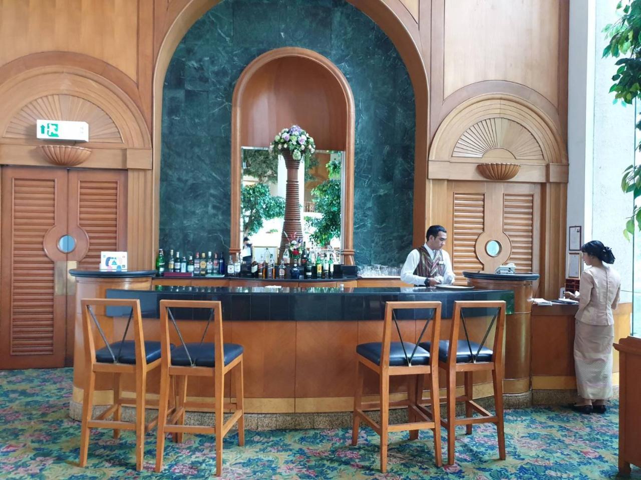 Montien Riverside Hotel Μπανγκόκ Εξωτερικό φωτογραφία The bar at the lobby
