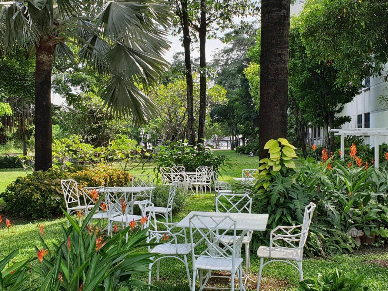 Montien Riverside Hotel Μπανγκόκ Εξωτερικό φωτογραφία The garden of the hotel